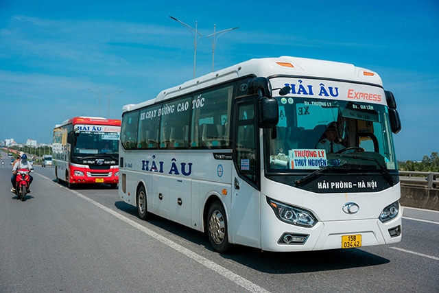 Xe Hải Âu Express có màu trắng và mà đỏ để phân biệt lộ trình di chuyển