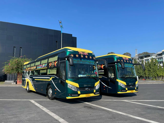 Xe limousine cabin 24 phòng của nhà xe Duy Khánh đang đỗ chờ khách ở Hạ Long.