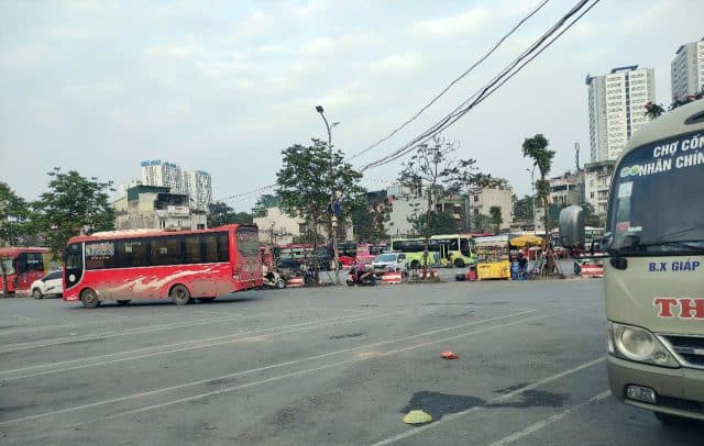 Các nhà xe ngoài chờ hành khách đều nhận chở thêm hàng hóa