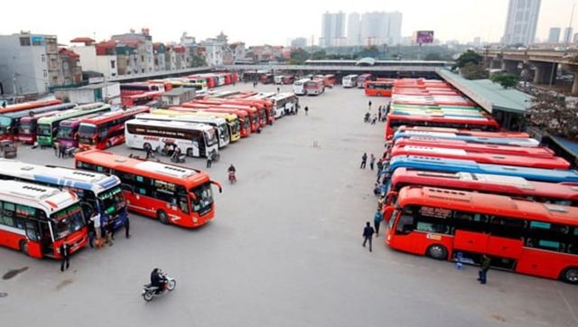 Khu vực bãi đỗ đón khách của bến xe khách Nước Ngầm