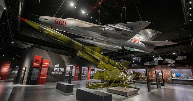 Hiện vật máy bay Mig-21 và tên lửa được trưng bày trong bảo tàng Lịch sử Quân sự Việt Nam