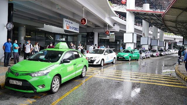 Các hãng taxi lớn luôn có sẵn xe tại sảnh sân bay