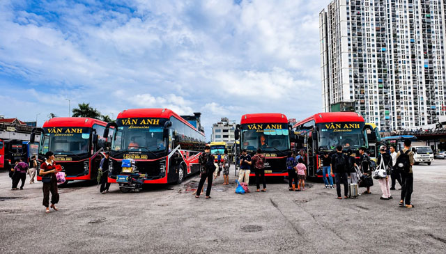 Nhà xe Vân Anh đang đỗ tại Bến xe Nước Ngầm
