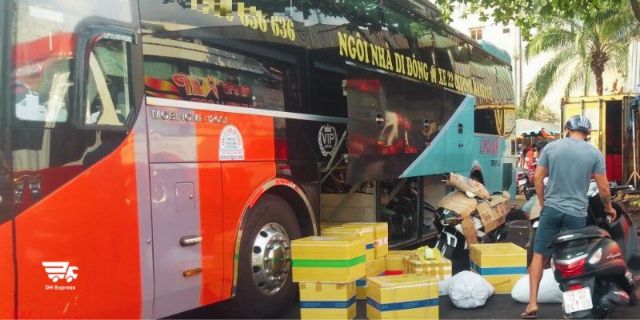 Sắp xếp hàng hóa lên xe khách