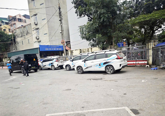 Đội xe 7 chỗ trung chuyển của nhà xe Hào Hương tại Hà Nội chở khách tới bến xe Giáp Bát
