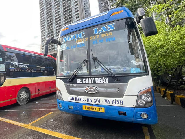 Nhà xe Lương Sùng (Ngọc Lan) đỗ chờ khách tại bến xe Mỹ Đình