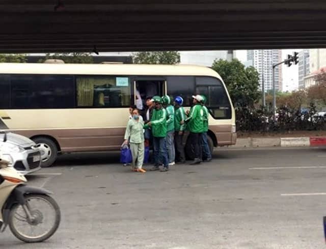 Xe ôm giả grabbike trèo kéo khách gần bến xe