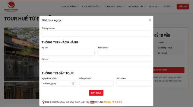 Du khách truy cập website để đăng ký tour trực tuyến an toàn miễn phí