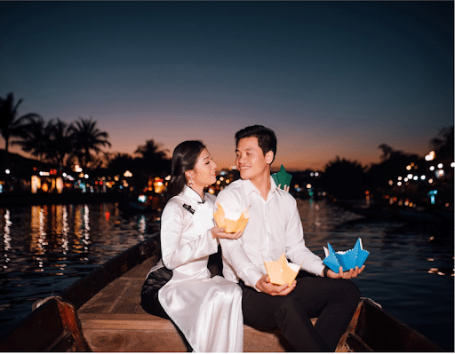 Đại Việt Tourist mang đến trải nghiệm thả hoa đăng lung linh trong tour Hội An