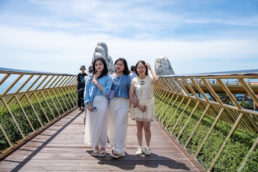 Du khách tha hồ chụp hình, check in Cầu Vàng