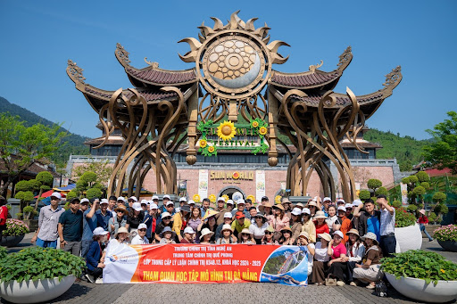 Du khách chụp hình lưu niệm khi đi tour Bà Nà Hills của Đại Việt Tourist