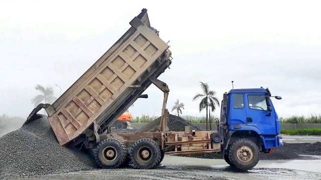 Xe ben được sử dụng phổ biến để chở khối lượng lớn vật liệu xây dựng