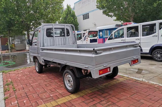 Xe tải nhỏ chở vật liệu xây dựng, hàng hóa