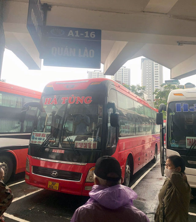 Xe giường nằm 40 chỗ Hà Tùng đang đỗ chờ khách ở lô A1-16 bến xe Giáp Bát